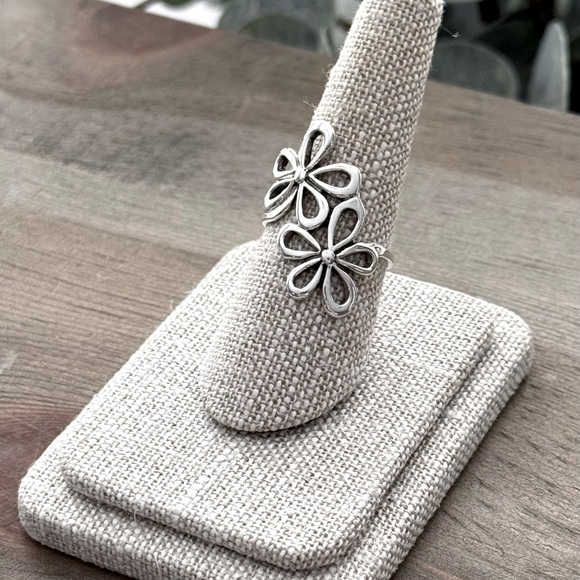 925 Sterling Silver Double Flower Ring! Available in Sizes 7 and 9. NEW! - Picture 3 of 5